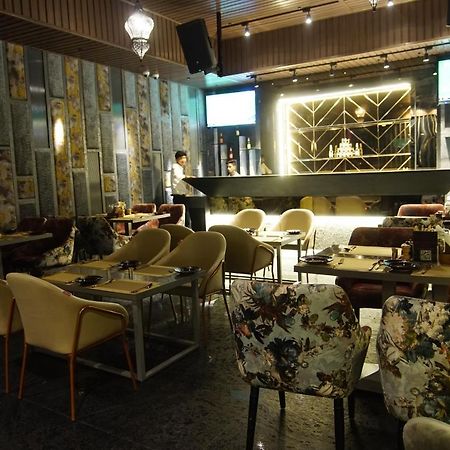 Hotel Red Orchid Kanpur Esterno foto