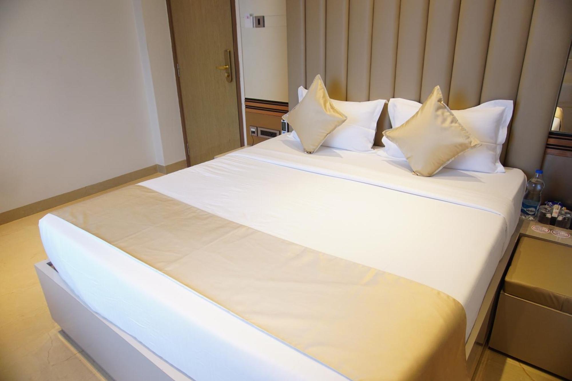 Hotel Red Orchid Kanpur Esterno foto